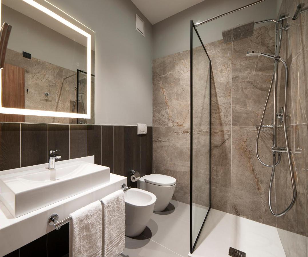 Radisson Hotel Nola Naples エクステリア 写真
