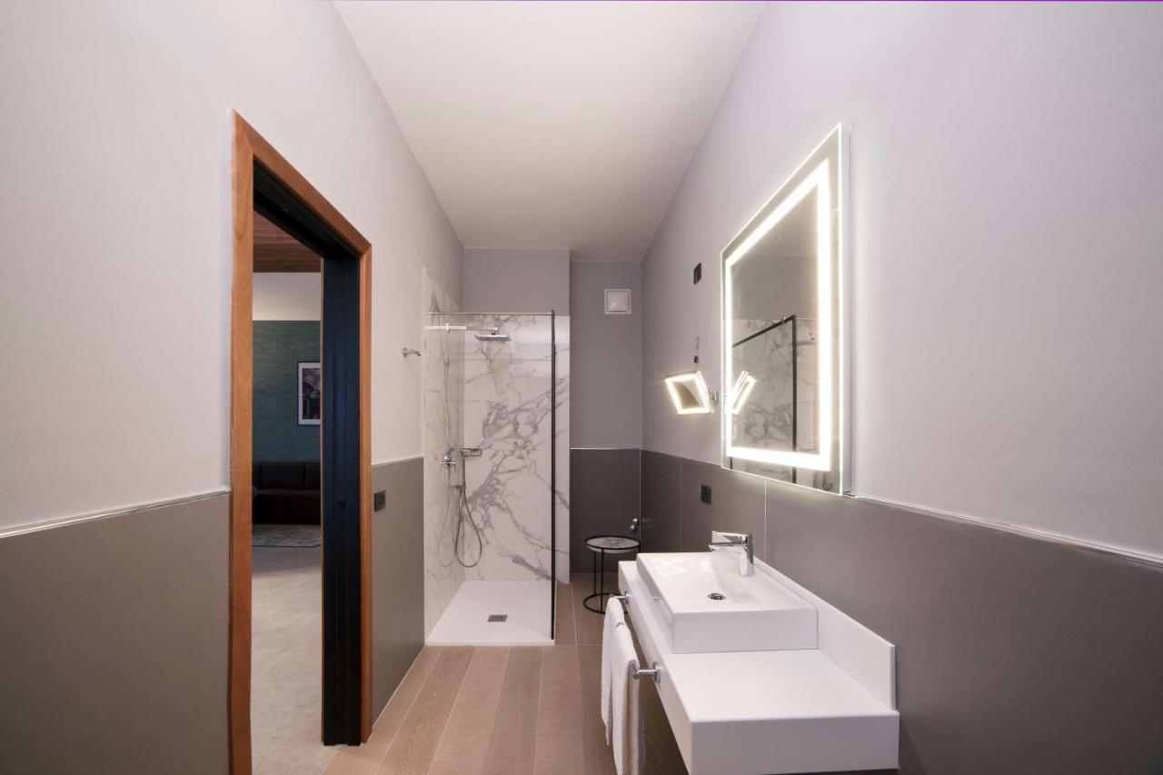 Radisson Hotel Nola Naples エクステリア 写真